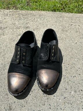 Black Dress Shoes with Metallic Cap Toe